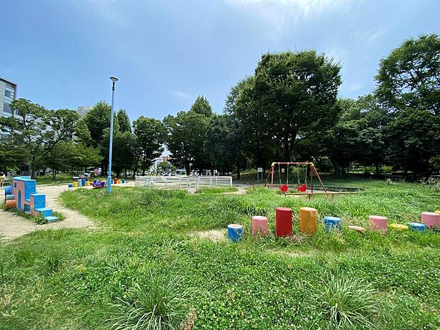 【近隣公園】三国本町公園まで徒歩１分です。ゆったりとした公園内には、お子様が喜ぶブランコやすべり台など遊具が揃っている緑豊かな公園です。ベンチもありますので、お散歩途中の休憩にも良いですね♪