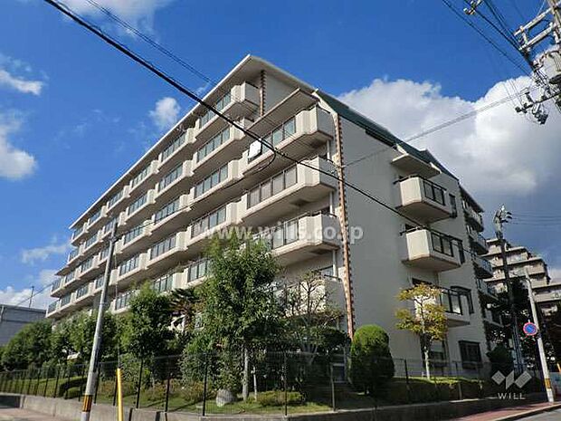 総戸数98戸中規模マンション。阪神「御影」駅徒歩5分と交通の便もよく、普段の生活にも便利です。