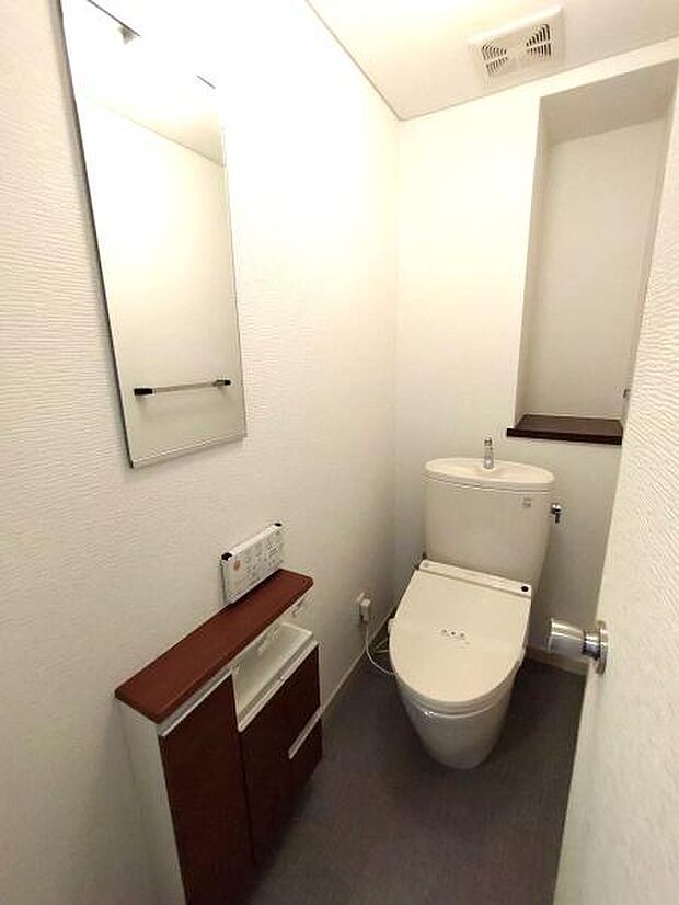 トイレには収納・飾り棚がついています。