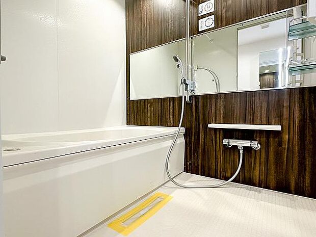 ホテル空間を彷彿とさせるおしゃれな浴室。マンションでは珍しい1418サイズの大きめ浴室なので、ゆっくりと1日の疲れを癒すことができます。