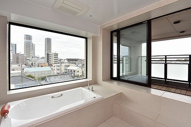 ■浴室(専用のバルコニーを設置した明るく気持ちの良いビューバス)