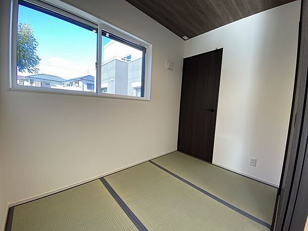 リビング横に設けられた和室は、客間やお子様のお昼寝にと大変便利です。