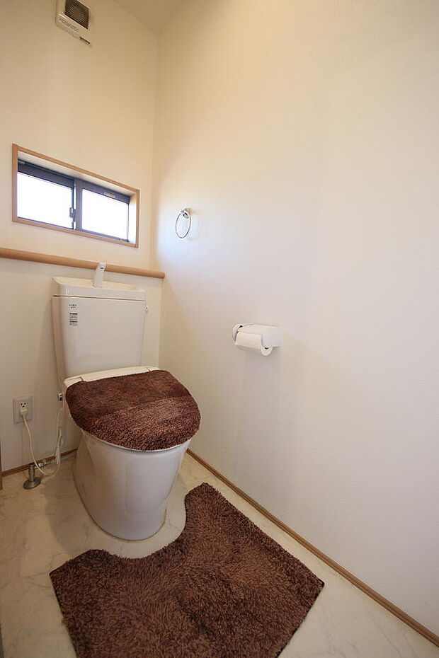 2階トイレ　災害時でも安心のタンク付きトイレ。1階と2階の2か所にトイレを設けています。