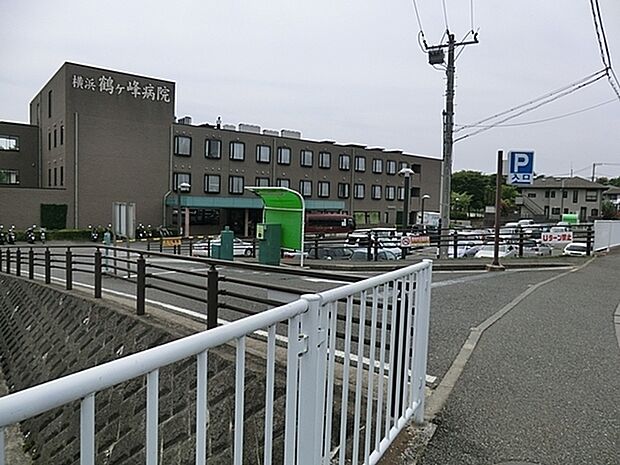 横浜鶴ケ峰病院まで1424m、初診：保険証をご持参の上、初診受付窓口にて初診受付票と問診票をご記入ください。会計時にＩＤ診察券をお渡しいたします。