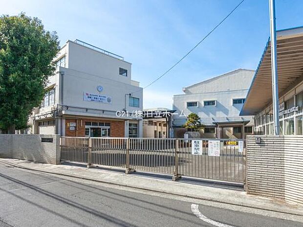 横浜市立泉ヶ丘中学校まで879m、「自ら学び、未来を切り拓いていく生徒を育てます」