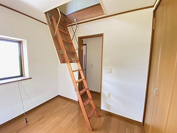 【2階洋室】屋根裏収納スペース付