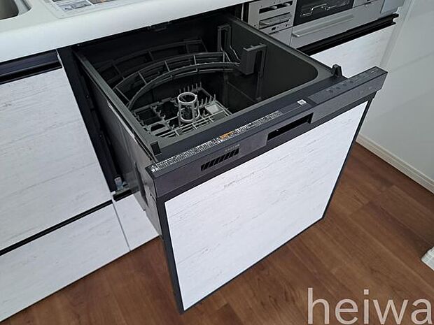家事の時短に役立つビルトイン食器洗浄機付きシステムキッチンです