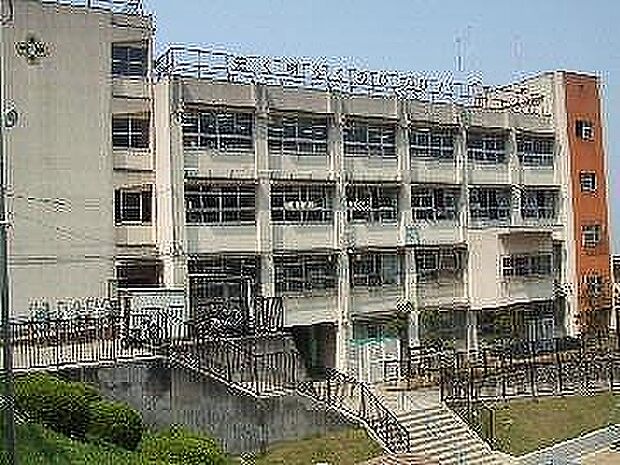 石切東小学校　281ｍ