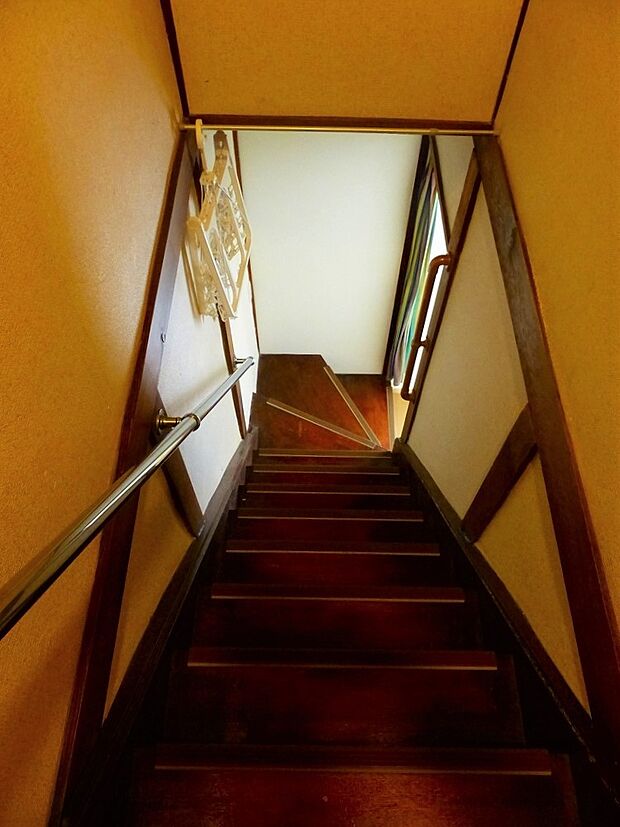 「階段」■手すり付き階段で、階段で登り下りが安心☆