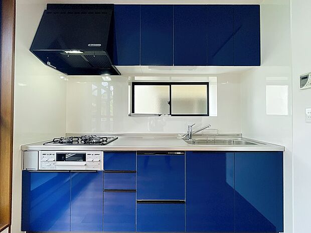 キッチン新調　青色をベースとしたデザイン性溢れるキッチンですね♪