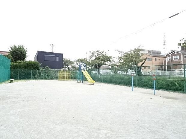 「桂藪之内ちびっ子公園」川沿いにある公園です。春には公園内からお花見を楽しむことができます。 70m