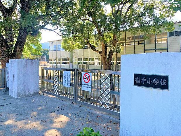 福平小学校福平小全校児童1048名の32クラス1・2年生は各7クラス3・4年生は各5クラス5・6年生は各4クラス 2130m