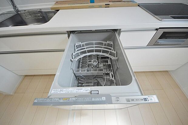 4〜5人分の食器洗浄乾燥機☆庫内に搭載されたラックは、食器を置く位置が分かりやすい仕様になっているので、迷わずにセットできます。開閉は手前に開けるスライド式の為、食器の出し入れがスムーズに行えます。