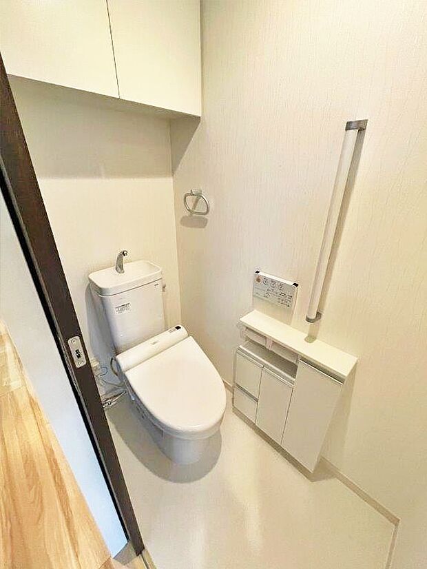 洗浄付き便座が魅力的なトイレです。小さな収納スペースがあり便利です