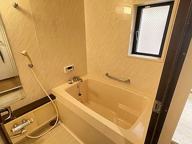 浴室には窓があり開放的な空間を作ることができ、リラックスしてお風呂を楽しめます。