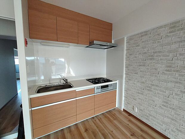 壁付けのI型キッチンはリビング空間を広く使えます。