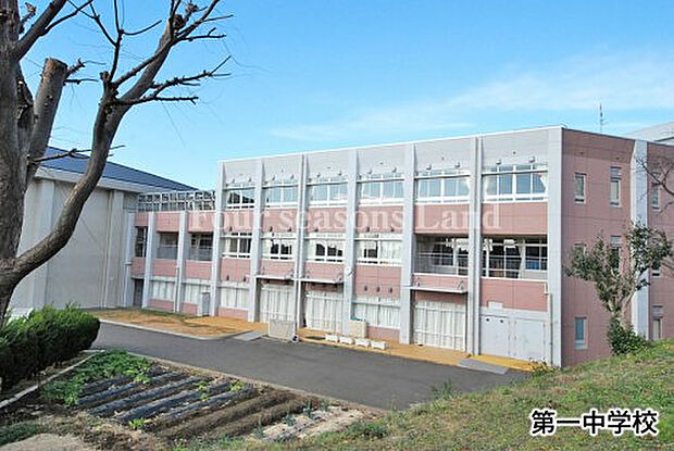 茅ヶ崎市立 第一中学校まで約690m