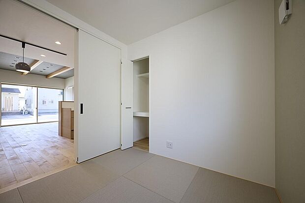 和室は普段はリビングと連続して広々使え、間仕切り戸を閉めれば独立した部屋として使用できます