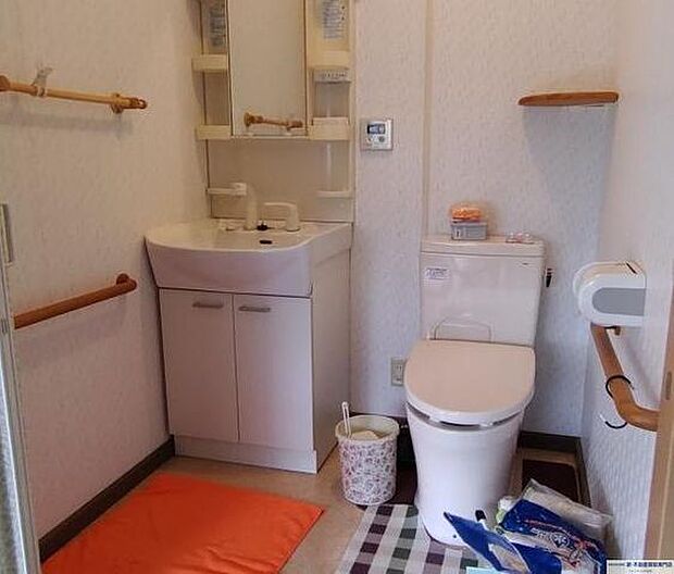二つ目のトイレです♪洗面台と一緒になっていて、とても便利です！