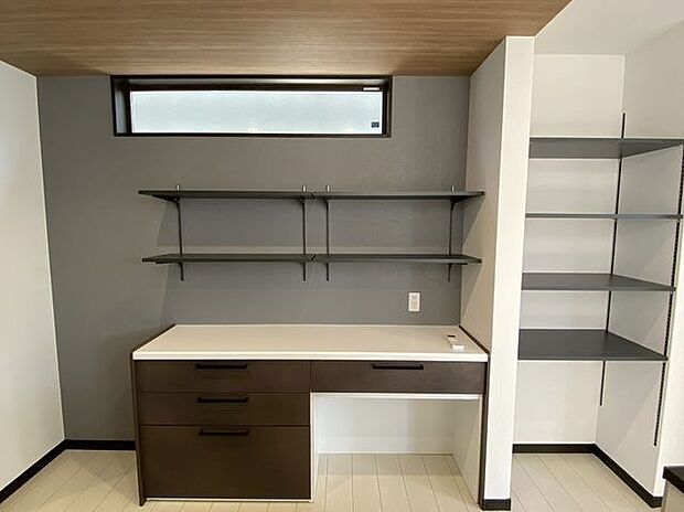 作業スペースも確保！キッチンの棚は見せる収納もできますね！
