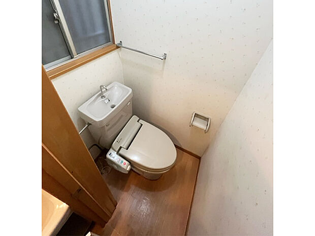 【トイレ】寒い時期も暖かく使用可能な、温水洗浄便座が採用されています。窓があり換気がしやすいです。/2023年5月撮影