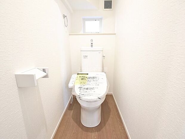 手洗い一体型のウォシュレット付きトイレ。スペースの節約ができ、ゆったりとした空間が確保できます。