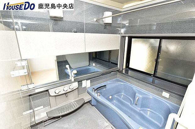 【浴室】広めの浴室は浴室暖房乾燥機付き