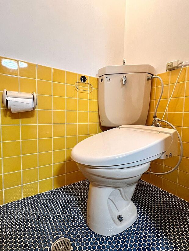 【トイレ】黄色のタイルがアクセントのトイレ。明るいイエローカラーは気分も上がりますね♪