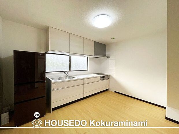 【Kitchen】〜キッチン〜◆お料理の手元も自然光で明るく照らしてくれます♪窓があるので換気もしやすいです。
