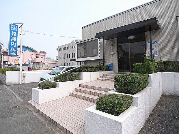 村瀬内科までは70ｍ。その隣にはあゆかわ歯科と田坂外科医院、博多中央幼稚園が並んでいます。
