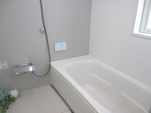 落ち着いたアクセントカラーの浴室。真っ白よりも落ち着き感があり、汚れが目立ちにくいのでお掃除のプレッシャーも軽減されます。