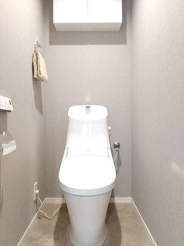清潔で快適な温水洗浄機能付トイレです。シンプルで使い勝手がよく、お掃除も楽チンです。 