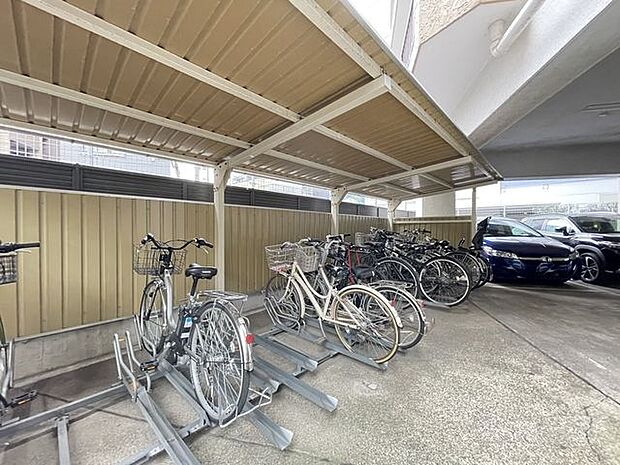 駐輪場は屋根付きなので雨から自転車を守ります。