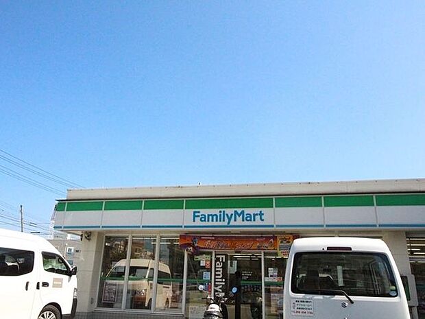 ファミリーマート 曙小学校前店 850m