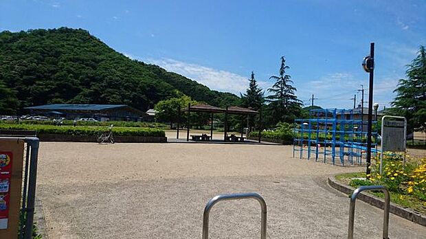 泉源寺公園園内に屋根付グラウンドがあります。ゲートボールやテニスが雨天でも楽しめ夜間も利用できるよう照明施設も充実しています。【施設】ゲートボールコート2面（テニスコート1面）・遊具・東屋・ト…