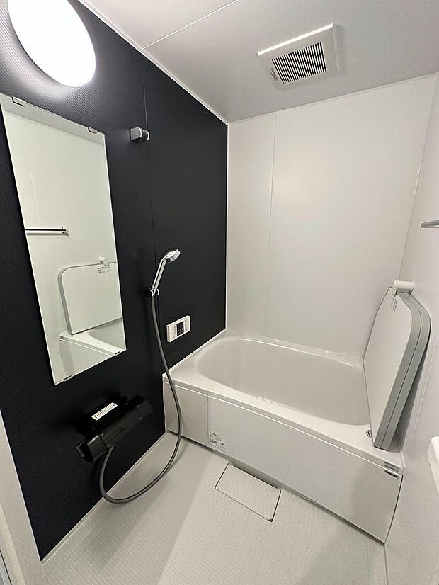 新調されたバスルームはホワイトカラーを基調とした清潔感のある空間です。