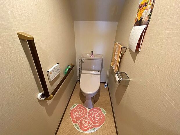 【1階トイレ】ウォシュレット機能付。手擦りが付帯されておりますのでシルバー世代も安心です。
