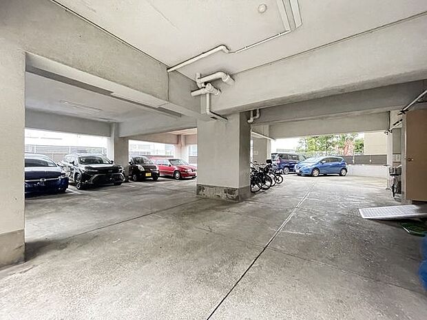 通勤にお車を使用される場合もご安心ください。敷地内に駐車場があります。