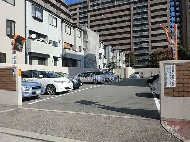 敷地内駐車場は屋外平面式で出し入れのしやすいタイプ。現在空きはございません。（2023年4月現在）
