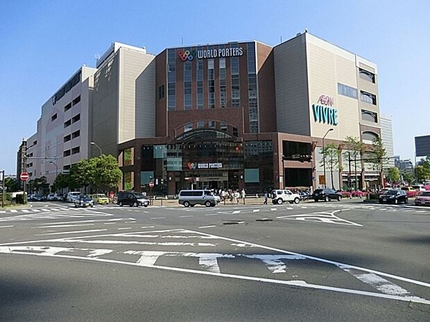 横浜ワールドポーターズまで2001m、ファッション、インテリア、雑貨など約200のショップ、レストランをはじめ、シネマやアミューズメントも併設された施設。