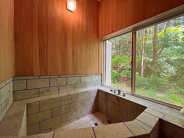 浴室には窓があり、豊かな自然を眺めながらゆったりお寛ぎいただけます。