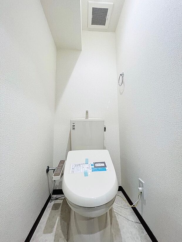 ◆Toilet◆ウォシュレット機能付き！白を基調とした清潔感のある空間。便座カバーやマットの色で雰囲気が変えられやすい色づくりです。トイレのインテリアにもこだわるとより楽しい生活が送れそうですね。