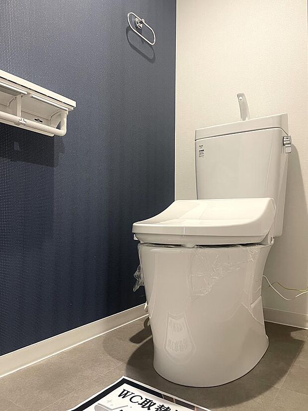 トイレ新調済。温水洗浄便座でくつろぎのトイレ空間です。嬉しい小物置き付きペーパーホルダー♪