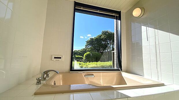 浴室はビューバスです。温泉ではありませんが、景色を愉しみながらお寛ぎください。