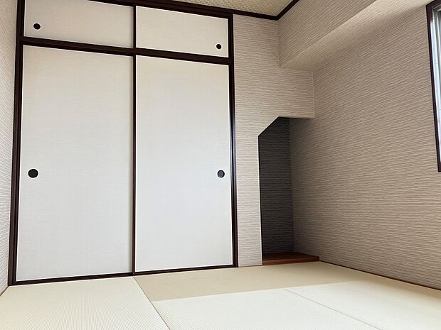 床の間付きの情緒漂う和室には、天袋付きの押し入れで、たっぷり収納も可能です。