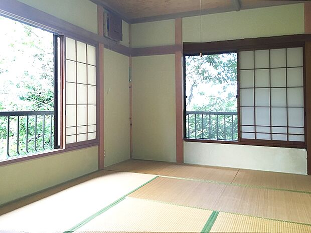 同じく2階10畳和室は2面採光　この窓から富士山を望みます。