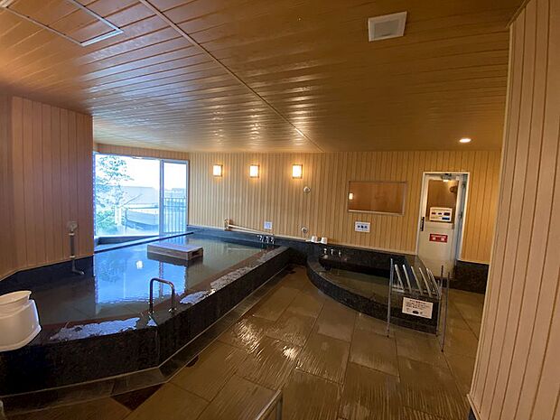 温泉大浴場：伊豆山温泉を石張りで雰囲気の良い温泉大浴場で楽しめます。
