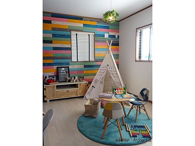 ＤＩＹ６【カラー杉板】 浮造りの杉板にカラー塗料を施し、カラフルな色調で子供部屋らしい室内空間に仕上げました♪