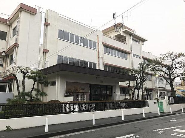川崎市立臨港中学校まで364m、本校は戦後の経済復興の最中、日本鋼管を中心とする京浜工業地帯の発展とともに歩んできています。