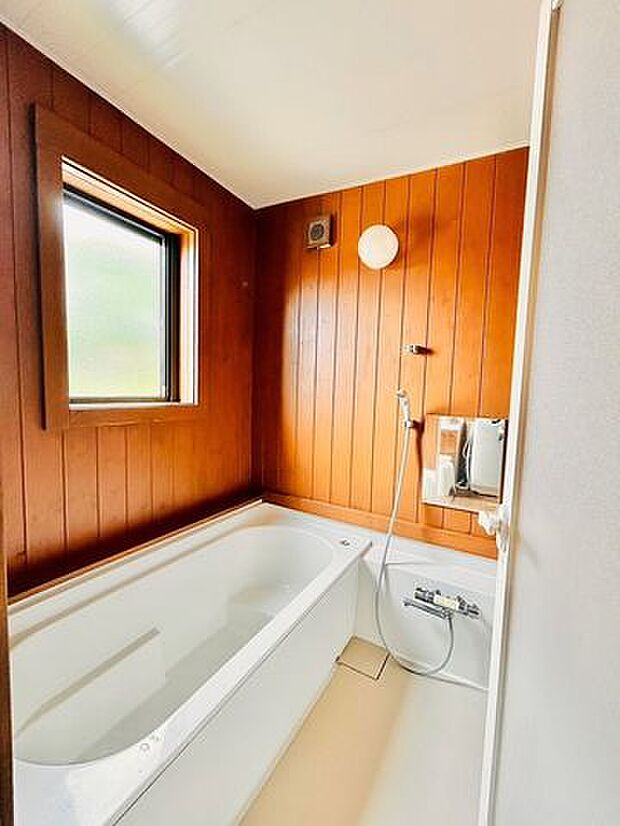 木のぬくもりを感じられるバスルーム。窓から入る風をあびながらの入浴は気持ちがいいですね♪